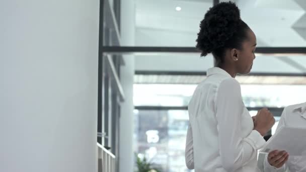 Чорна Жінка Лідерство Або Бізнес Психолог Документами Огляду Маркетингових Даних — стокове відео