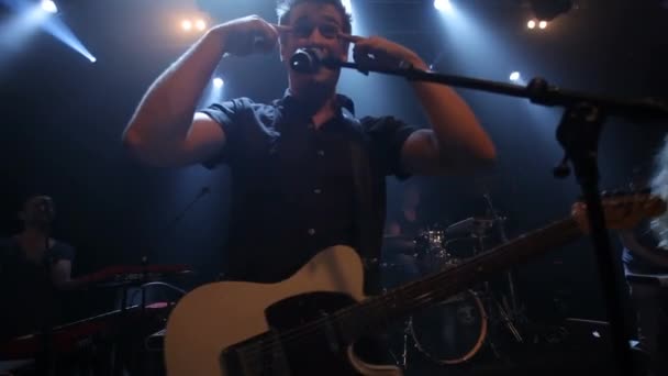 Zanger Rockband Man Voor Muziek Het Podium Tijdens Live Concert — Stockvideo