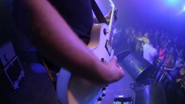 Sahne Konser Bir Festivalde Gitarlı Bir Adam Seyirciler Arasında Dans — Stok video