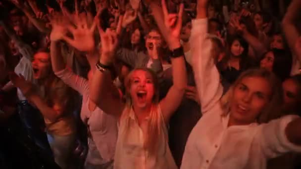 兴奋的派对和人群在音乐会上跳舞 在夜总会摇滚 晚上在迪斯科舞厅举行的一场技术表演 舞蹈和微笑的音乐节上 充满了精力 欢乐和观众 — 图库视频影像