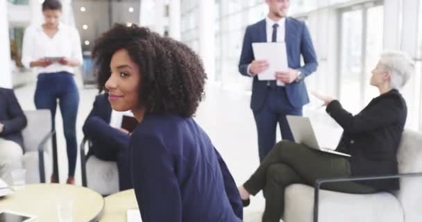 経営陣やグローバル執行役との会議で親指アップ成功 幸せと黒の女性 肖像画 多様性と興奮した労働者は ビジネスの人々とオフィスビルで笑顔 — ストック動画