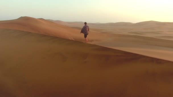 Drone Desierto Hombre Caminando Sobre Paisaje Dunas Sol Naturaleza Para — Vídeos de Stock
