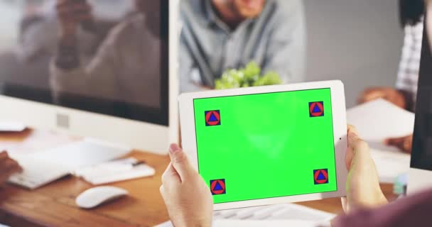 平板电脑 绿色屏幕和人在社交媒体上的数字营销代理中寻找创意内容 广告空间 产品放置和使用彩色键的Ui社交网络应用 — 图库视频影像