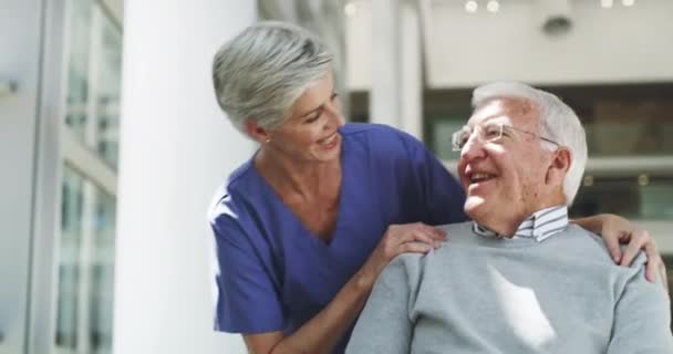 Αναπηρική Καρέκλα Ανώτερη Νοσοκόμα Και Ηλικιωμένος Άνδρας Αγκαλιά Μιλώντας Χαρούμενος — Αρχείο Βίντεο