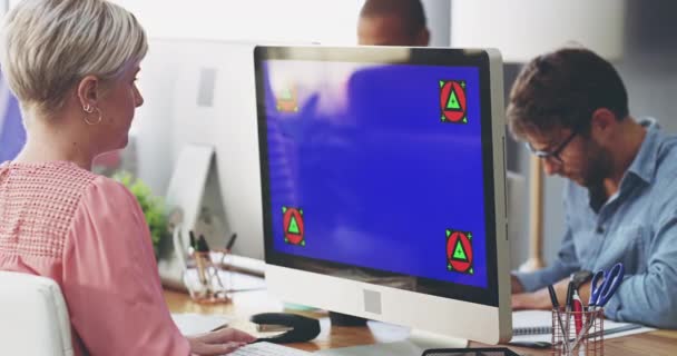 Vrouw Computer Groen Scherm Met Webdesign Typen Aan Balie Met — Stockvideo
