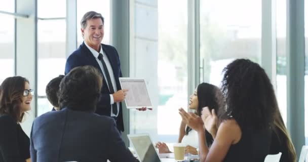 Présentation Conférencier Tablette Avec Les Applaudissements Personnel Pour Succès Profit — Video