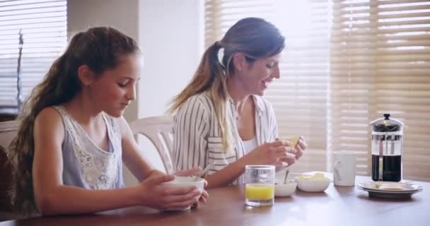 Kenyér Anya Lány Reggeliznek Narancslevet Isznak Reggel Mint Egy Boldog — Stock videók