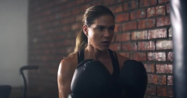 Fitness Boxer Vrouwentraining Voor Een Gevecht Met Cardiotraining Training Bokszak — Stockvideo