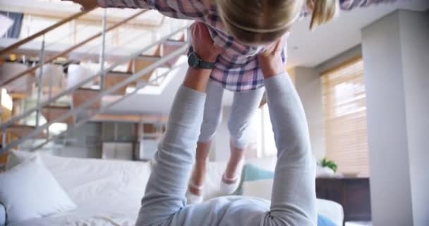 Fliegend Verspielt Und Vater Und Kind Glücklich Auf Dem Wohnzimmerboden — Stockvideo