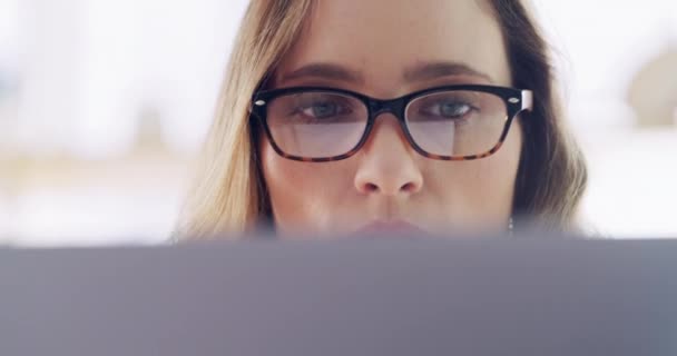 ビジネスコミュニケーションや電子メール通知のための女性 読書眼鏡やノートパソコンの画面の反射をオンライン Webデザインワーカー ブログマネージャー Seoネットワーク従業員またはコンピュータ上の分析を報告します — ストック動画