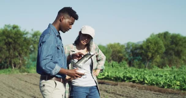 Çiftçilerle Tarım Çiftçilik Dijital Tablet Planlama Araştırma Uygulamalar Kontrol Listesi — Stok video
