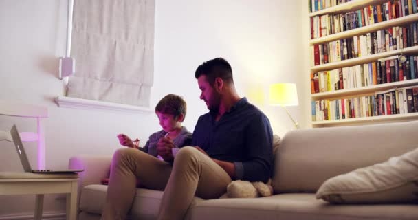 Computadora Portátil Comida Rápida Familia Con Padre Hijo Comiendo Mientras — Vídeos de Stock