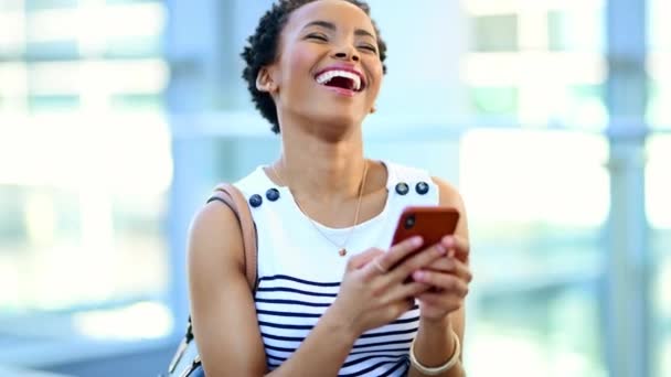 Kommunikáció Technológia Egy Fekete Aki Telefonszöveget Olvas Boldogan Örömmel Nevet — Stock videók