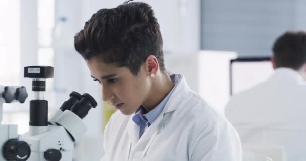 Επιστήμη Ιατρική Και Γυναίκα Μικροσκόπιο Στο Εργαστήριο Που Κάνουν Ανάλυση — Αρχείο Βίντεο