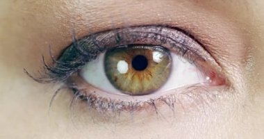 Kadın gözü, makro ve görüş odağı, kontakt lensli göz ve iris. Zoom, optik optik optometri testinin kadın gözkapağı açık olan sağlıklı görme, sağIık ve göz bakımı için farkındalığı veya yakınlaşması.