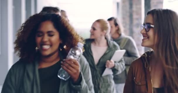 Universitet Campus Och Grupp Studenter Som Går Till Lektionen Eller — Stockvideo