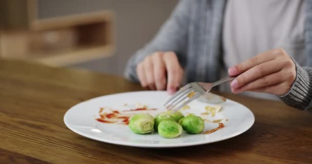 Cibo Verdure Bambino Infelice Che Rifiuta Mangiare Suo Pranzo Sano — Video Stock