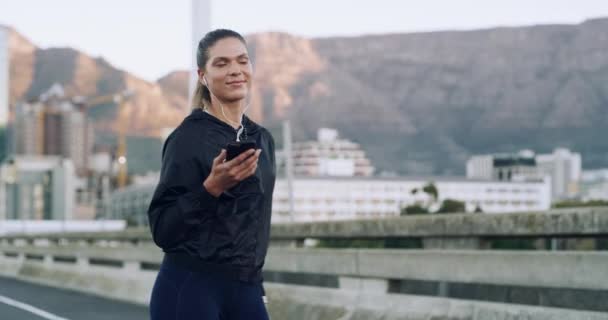 Fitness Kadını Kulaklık Müziği Dans Ederken Telefon Mutlu Bir Gülümseme — Stok video