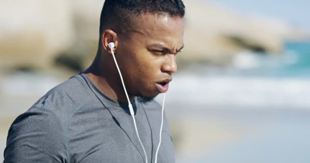 Пляж Тренування Втомлений Портрет Людини Навушниками Музики Або Подкасту Фітнес — стокове відео