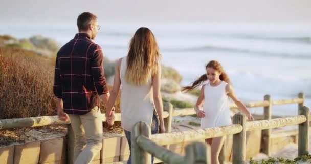 Famiglia Spiaggia Vacanza Estiva Passeggiata Una Madre Papà Bambini Mare — Video Stock