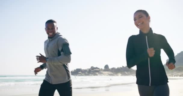 Para Fitness Bieganie Plaży Dobrze Się Bawią Głupie Żartują Dla — Wideo stockowe