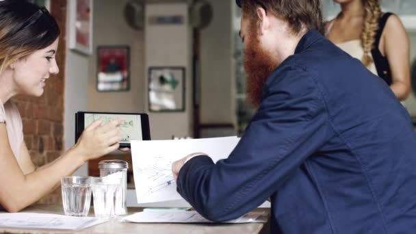 Tablet Arquiteto Café Com Uma Equipe Negócios Trabalhando Planejamento Estratégia — Vídeo de Stock