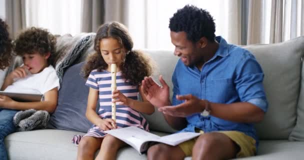Χειροκροτώντας Χέρια Πατέρας Και Παιδί Παίζουν Μαγνητόφωνο Για Την Οικογένεια — Αρχείο Βίντεο