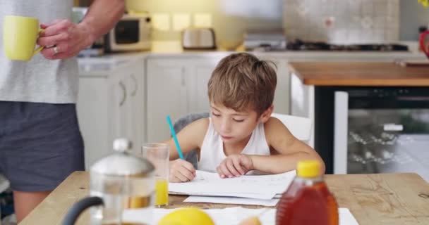 孩子和儿子一起吃早餐 一边吃着父亲做的煎饼 一边在厨房里画画 男人和男孩在家里吃饭时 孩子和早上在一起 — 图库视频影像