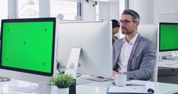 创业团队及绿屏电脑 模拟及数字营销工作 企业女性 在屏幕上模拟 用焦点跟踪标记和打字 与团队一起制定策略和计划 — 图库视频影像