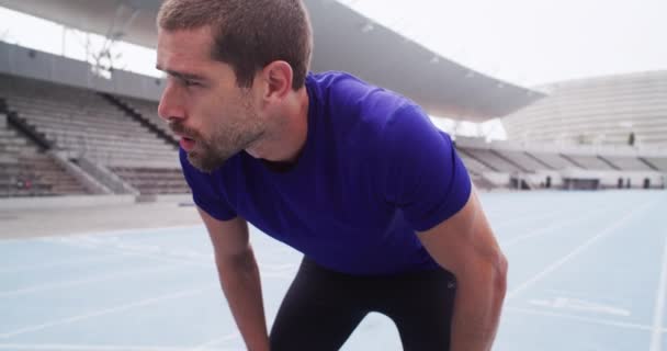 Fitness Cansado Homem Corredor Parar Para Respirar Pista Corrida Para — Vídeo de Stock