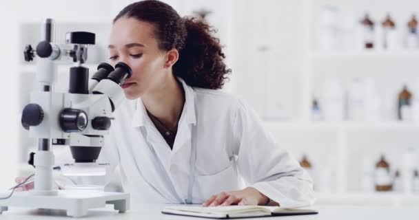 Bilimadamı Tıbbi Test Örnekleri Mikroskop Tıbbi Araştırma Kitap Yazma Laboratuarında — Stok video