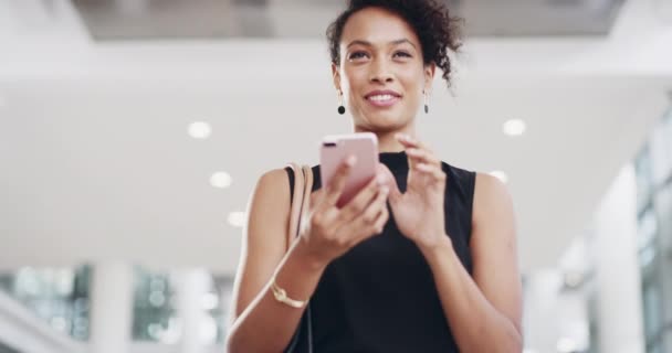 Svart Kvinna Affärer Och Promenad Med Smartphone För Kommunikation Och — Stockvideo