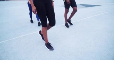 Fitness, insanlar ve bacaklar stadyum pistinde koşu, turnuva ya da sprint koşusu için hazırlık yapıyor. Bir grup atletik koşucu başlangıç çizgisine doğru yürüyorlar. Yarışa hazırlanıyorlar..