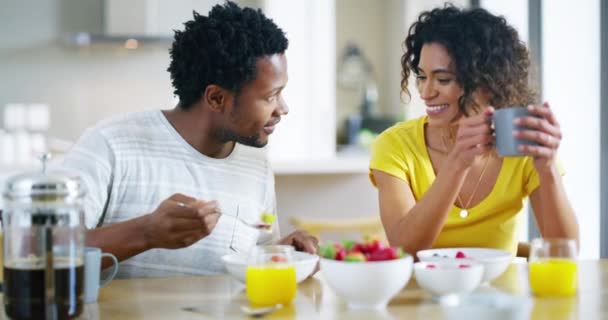 Pareja Negra Desayuno Alimentación Frutas Saludables Para Dieta Comida Comer — Vídeos de Stock