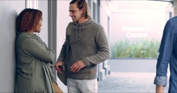 Universidad Romance Estudiante Coquetear Intercambio Números Reír Mientras Planea Fecha — Vídeo de stock