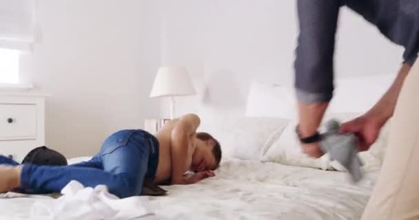 Pai Vestindo Seu Filho Quarto Sua Casa Enquanto Brincava Manhã — Vídeo de Stock