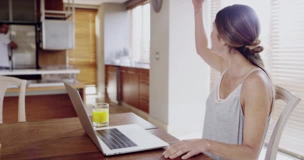Laptop Połączenie Wideo Szczęśliwa Para Kontaktem Lub Komunikacji Online Podczas — Wideo stockowe