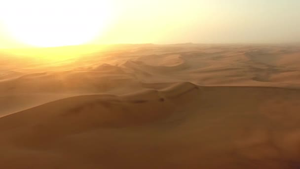 冒険のためのナミビアの砂丘とドローンや砂漠の丘 日没と休日 自然との平和 乾燥した土地での夕暮れの空の地平線とリモートアフリカの日没と砂 — ストック動画