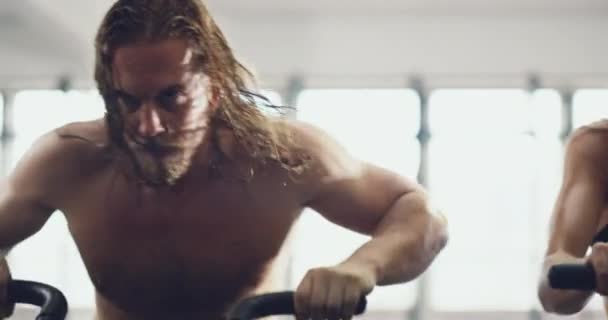 Body Builder Mannen Vrouwen Fietsen Fitnessruimte Voor Fitnesstraining Cardiovasculaire Oefening — Stockvideo