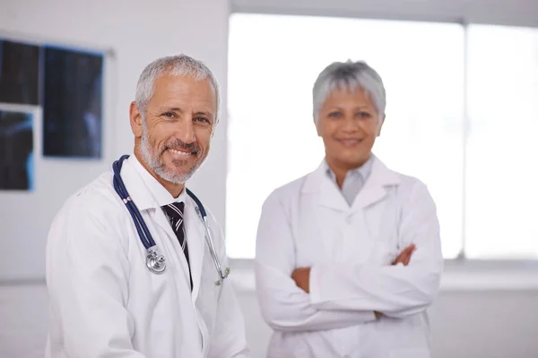 Consultar Colega Para Uma Segunda Opinião Dois Médicos Trabalhando Juntos — Fotografia de Stock