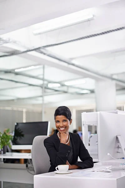Ich Begrüße Unternehmerische Herausforderungen Eine Attraktive Junge Geschäftsfrau Ihrem Büro — Stockfoto