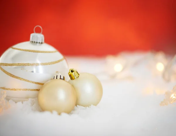 Życzę Pięknych Świąt Błyskotki Świąteczne Leżące Śnieżnym Łożu — Zdjęcie stockowe