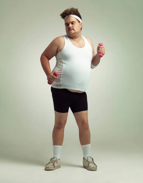 Tummy Bum Out Homem Humorístico Com Excesso Peso Levantar Halteres — Fotografia de Stock