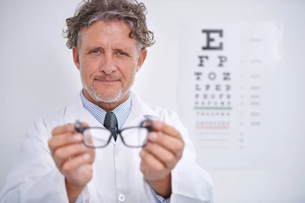 Tímhle Uvidíš Svět Jasněji Portrét Zralého Optometristy Držícího Brýle — Stock fotografie