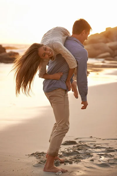 这对夫妇在一起玩耍 一对快乐的年轻夫妇日落时在海滩上玩得很开心 — 图库照片