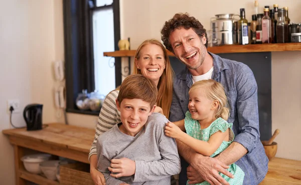 Desfrutar Sua Nova Casa Retrato Recortado Uma Família Feliz Sua — Fotografia de Stock