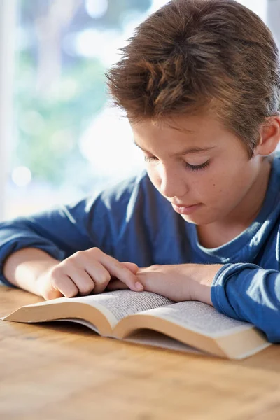 Kendini Iyice Kaptırdı Masada Kitap Okuyan Genç Bir Çocuk — Stok fotoğraf