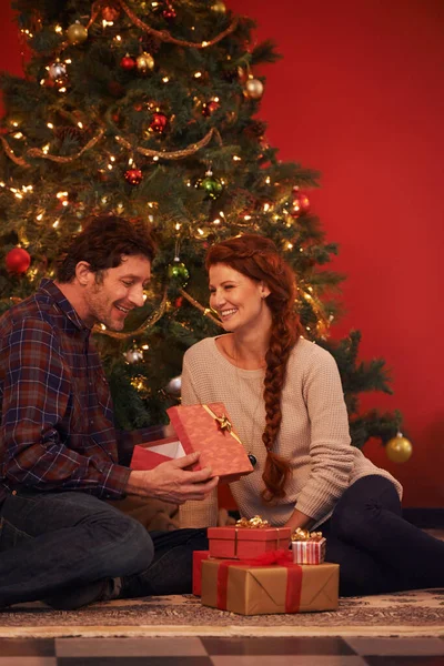 Voor Mij Een Liefdevol Jong Paar Uitwisselen Van Geschenken Kerstmis — Stockfoto