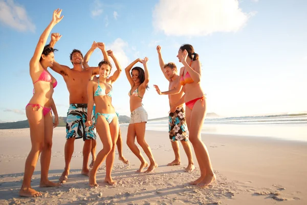 Adolescentes Alegres Dançando Praia Retrato Adolescentes Felizes Dançando Praia — Fotografia de Stock