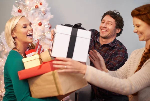 Απολαμβάνεις Δώρο Του Δίνεις Τρεις Φίλοι Ανταλλάσουν Δώρα Χριστούγεννα — Φωτογραφία Αρχείου